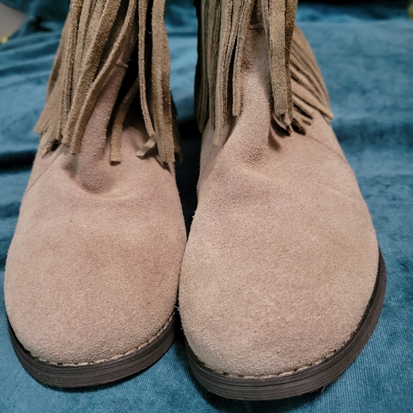 SBICCA VINTAGE COLLECTION Woman’s Suede Leather Fringe Ankle Heeled Boots - Picture 3 of 9
